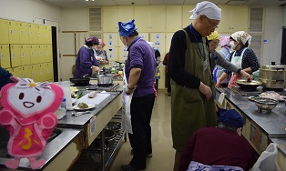 調理をする様子とふ～ちゃんの写真