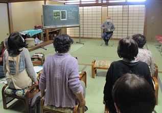 体をほぐす参加者の様子