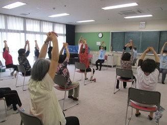 指を組んで上に伸ばしている様子